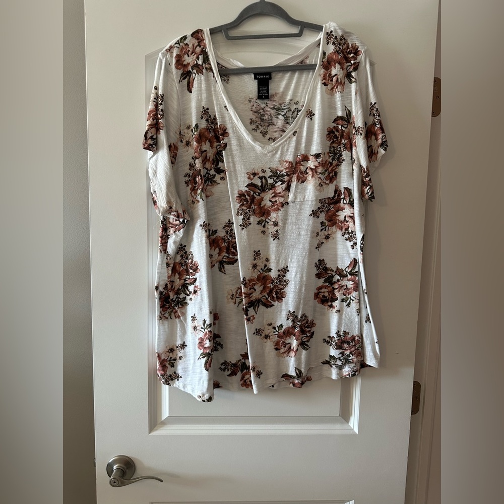 White and flower short sleeve top